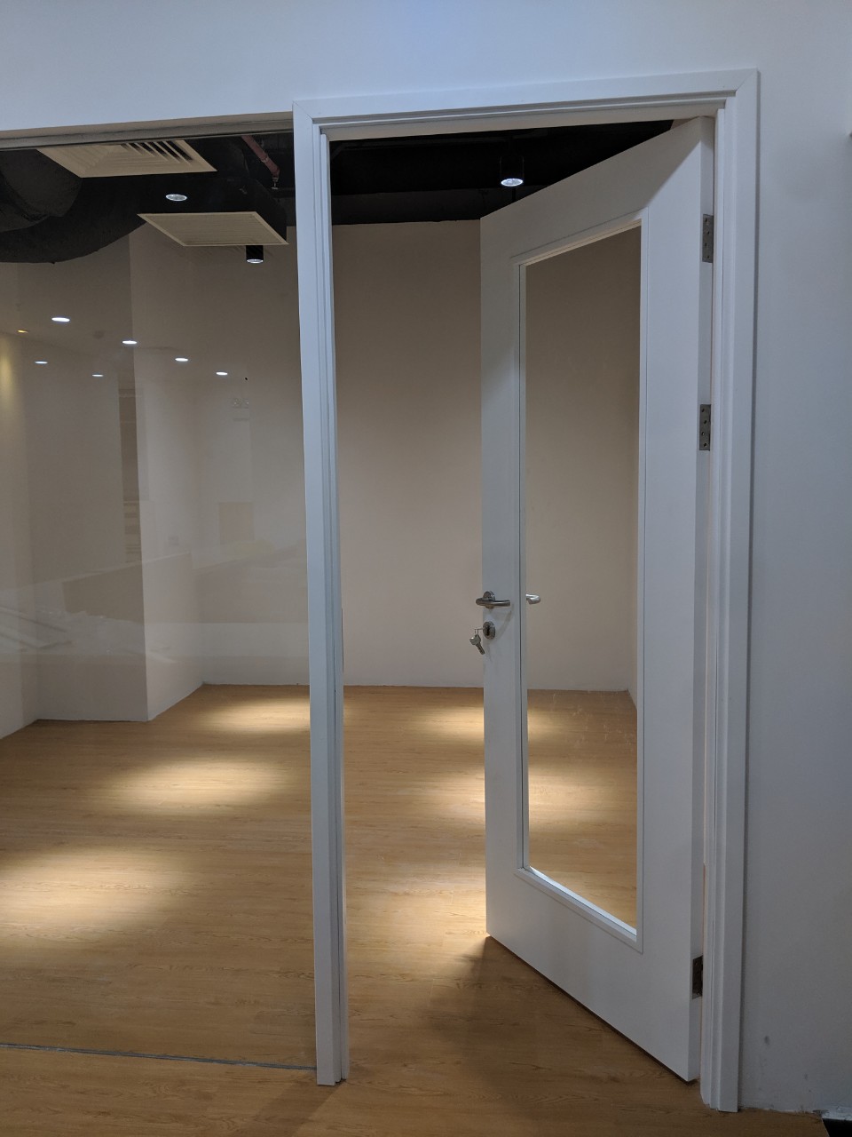 Cửa gỗ MDF kiếng tại Tân Phú